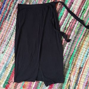 🍒 Black midi wrap skirt, size small